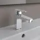 Waschtischarmatur aus verchromtem Material von Ideal Standard, mit einem rechteckigen Körper und einem schwenkbaren Auslauf.